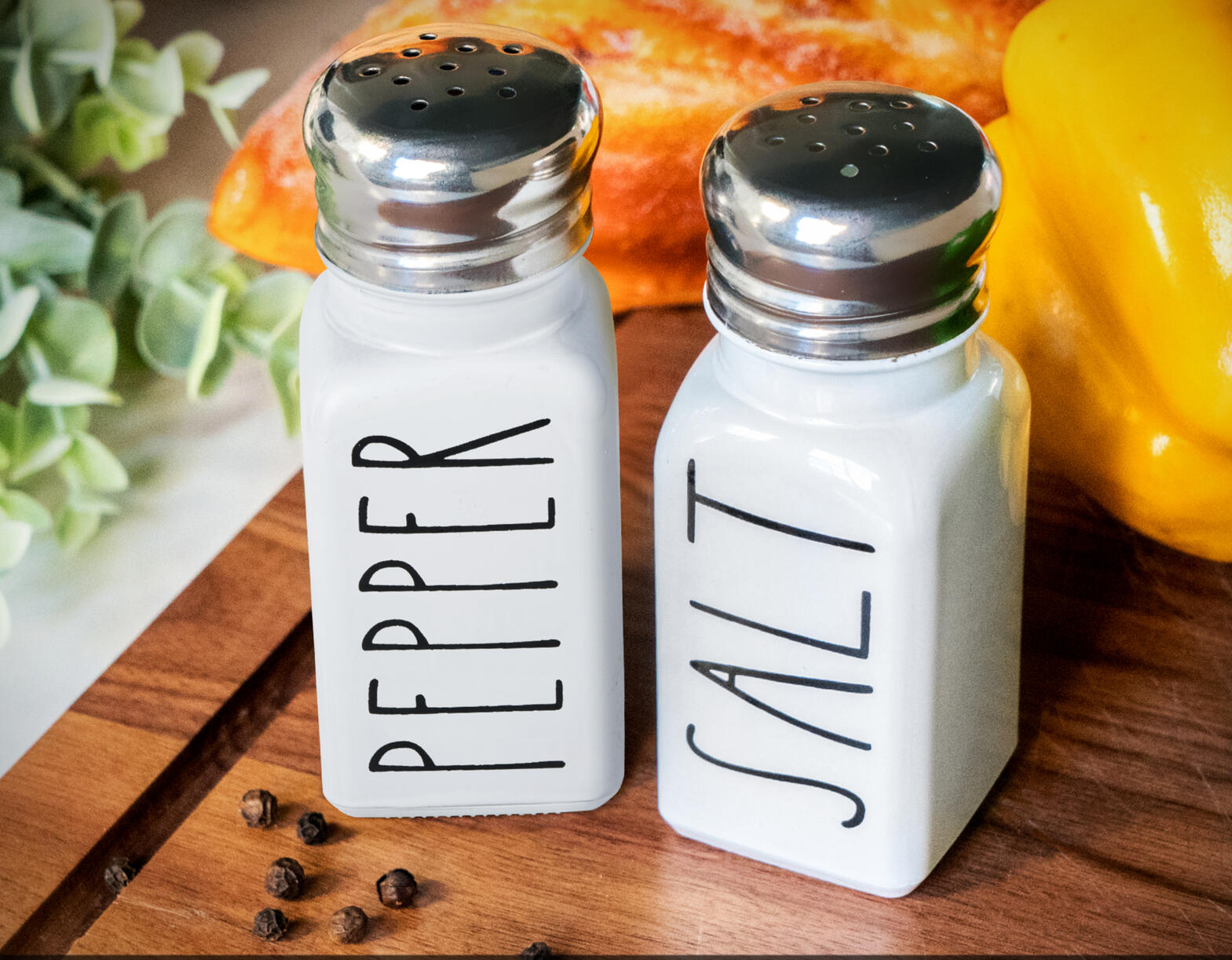 Salt & Pepper Shakers (Snow White) Salt & Pepper Shakers (Snow White)